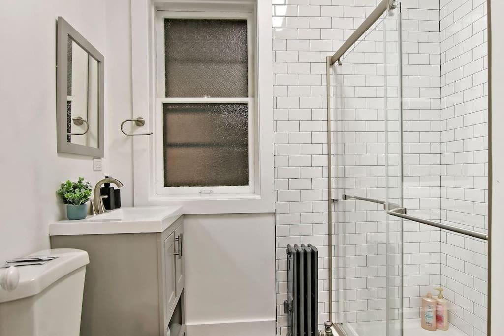 Chic & Fully Furnished 2br - Roscoe 1