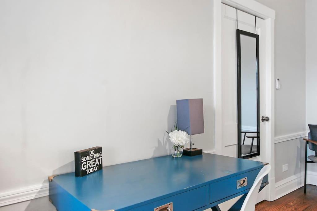 Apartment Chic & Fully Furnished 2br - Roscoe 1 Chicago