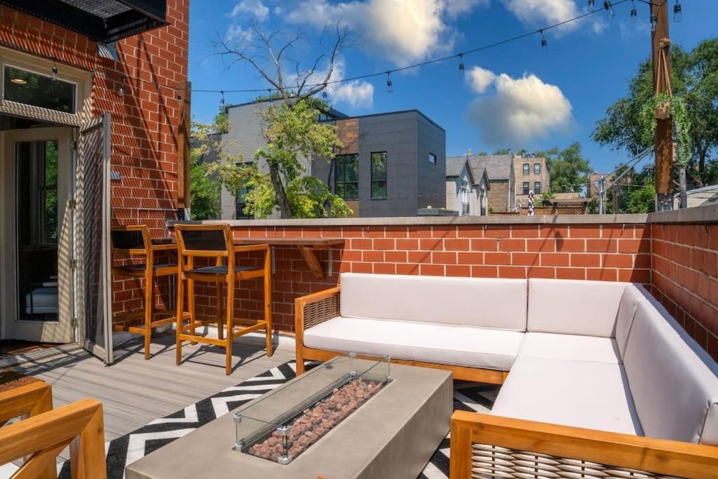 Modern Townhome With King & Private Patio Holiday home *