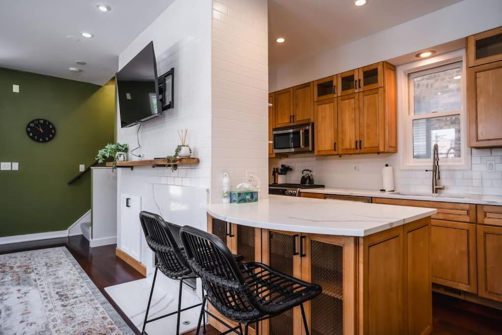Modern Townhome With King & Private Patio Holiday home *