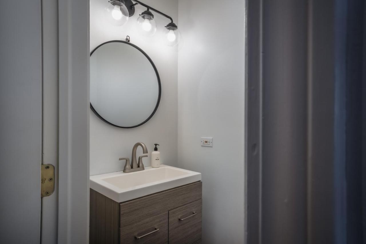 Modern Townhome With King & Private Patio Holiday home