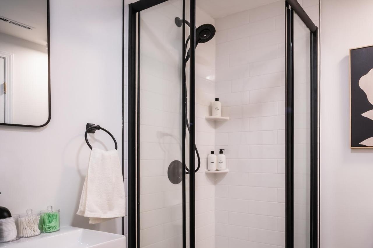 Modern Townhome With King & Private Patio Chicago