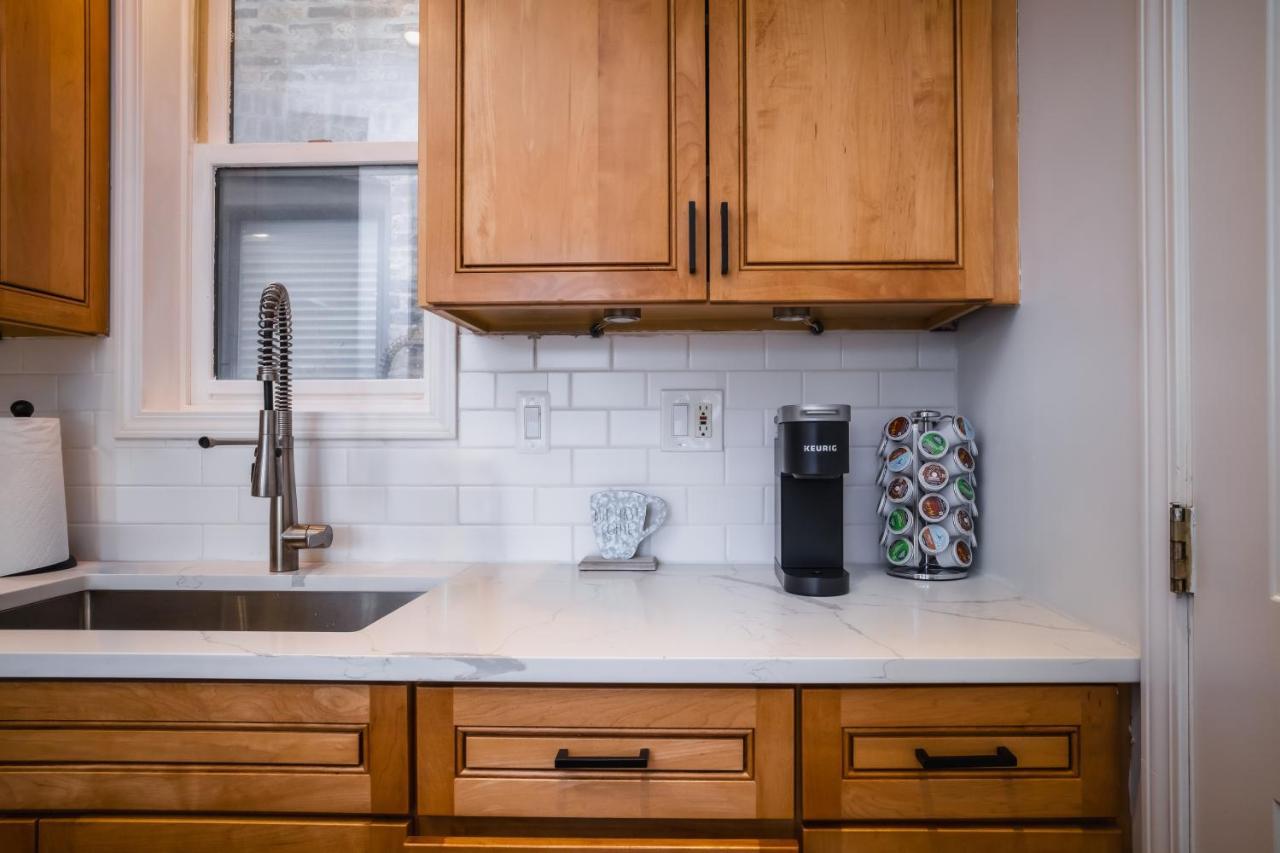 Modern Townhome With King & Private Patio Holiday home