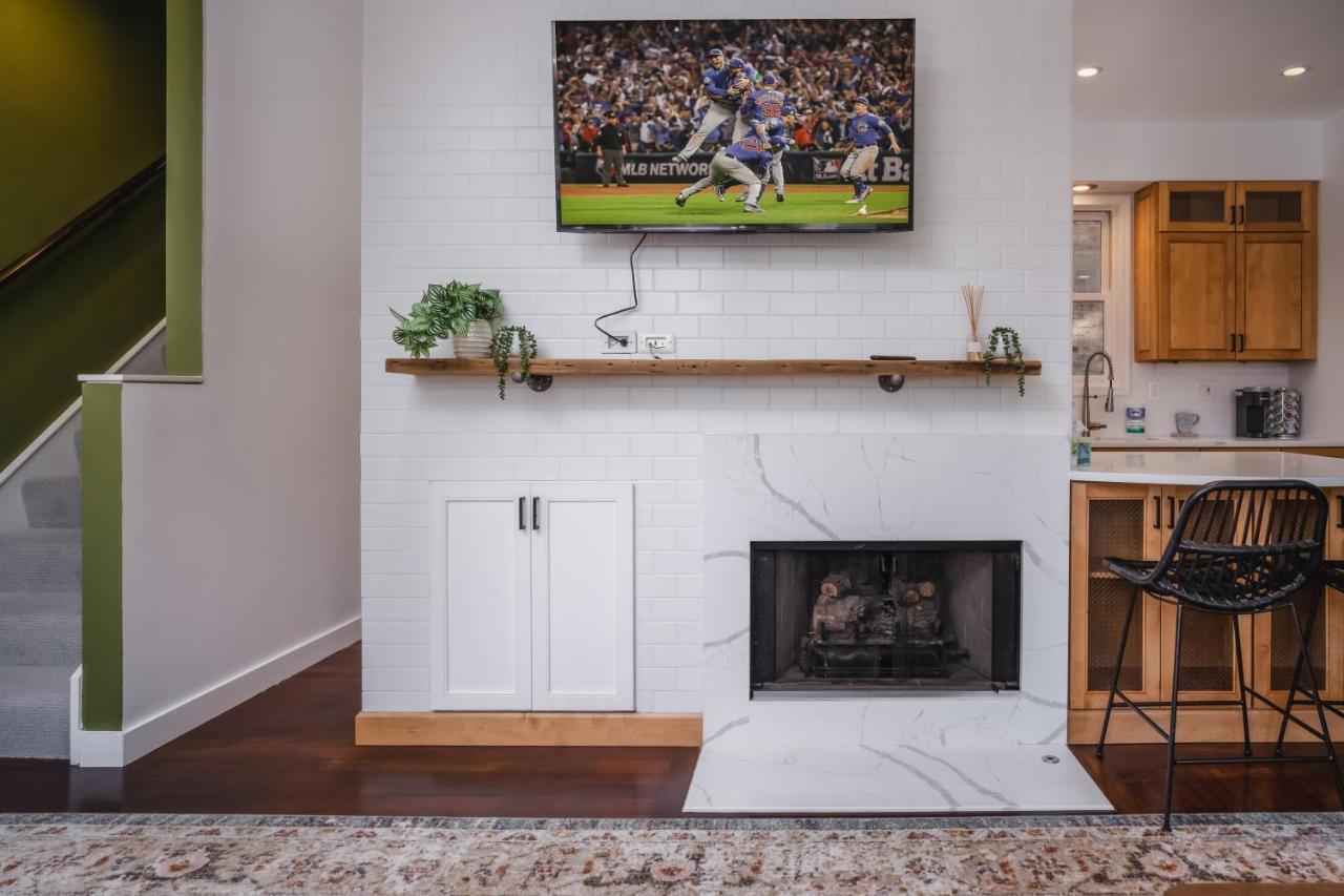 Modern Townhome With King & Private Patio Holiday home *