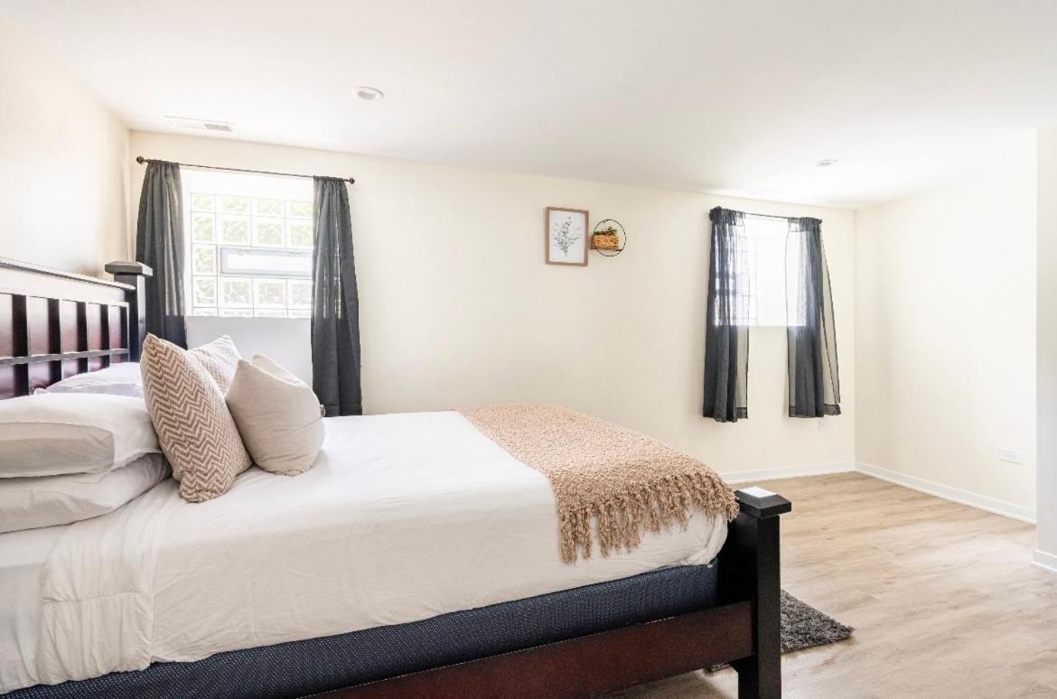 Cozy 2 Brm Mins Away From United Center * Chicago