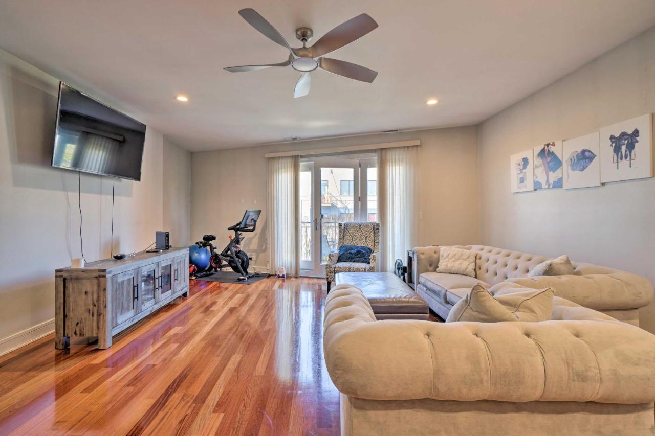 Near Beaches, Parks And Downtown!