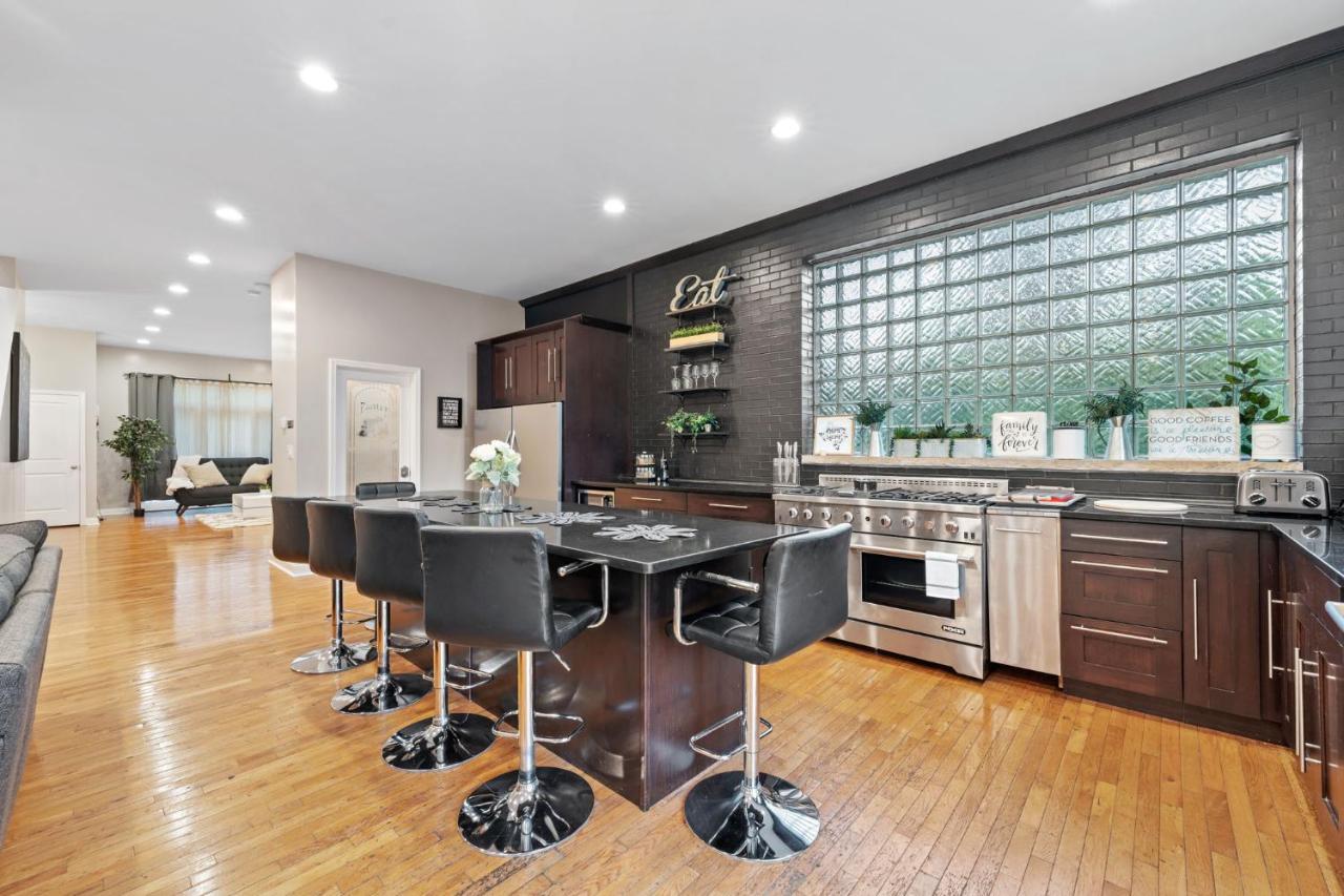 Spacious Luxury Retreat 8 Bed Oasis With 6 Baths