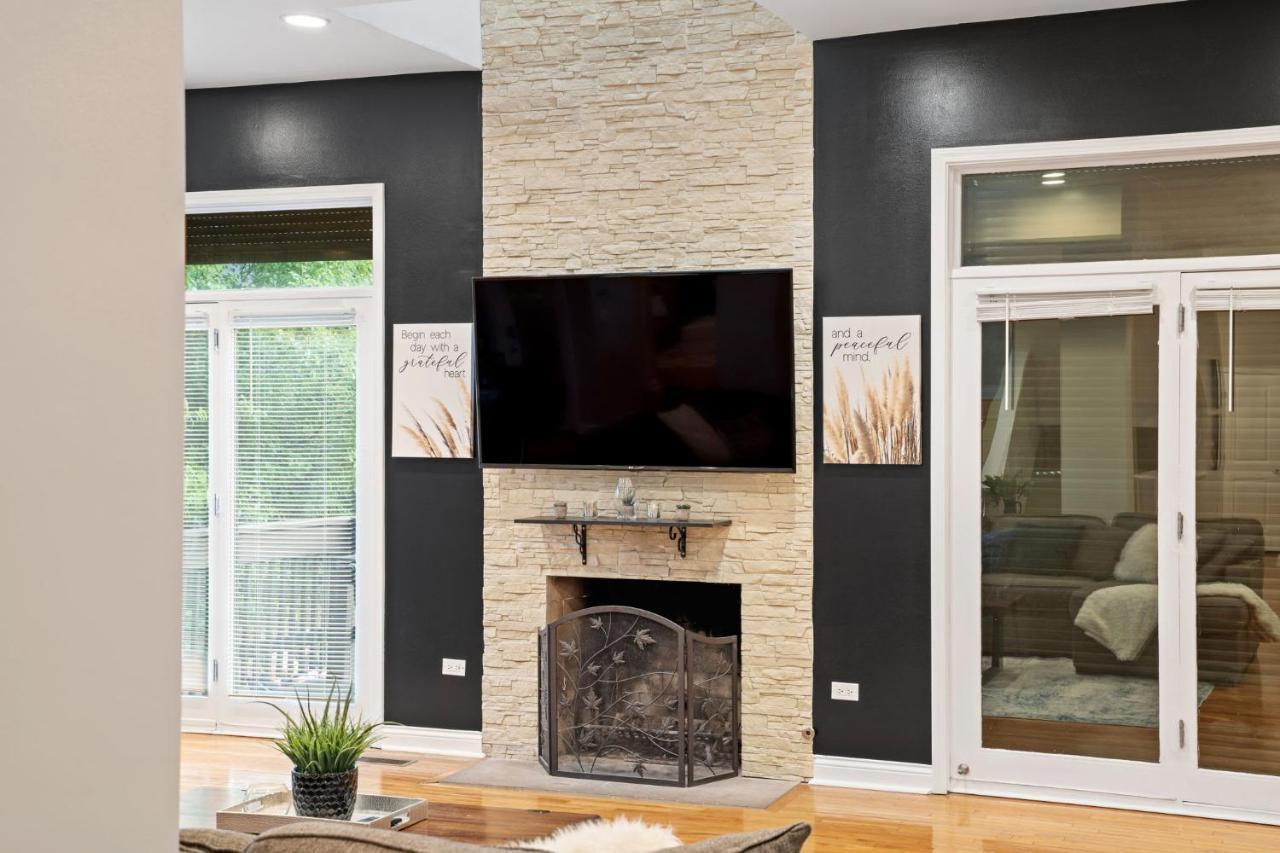 Spacious Luxury Retreat 8 Bed Oasis With 6 Baths Holiday home Chicago