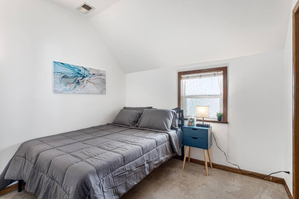 Bright And Modern 2br Apt With Parking And Laundry Chicago