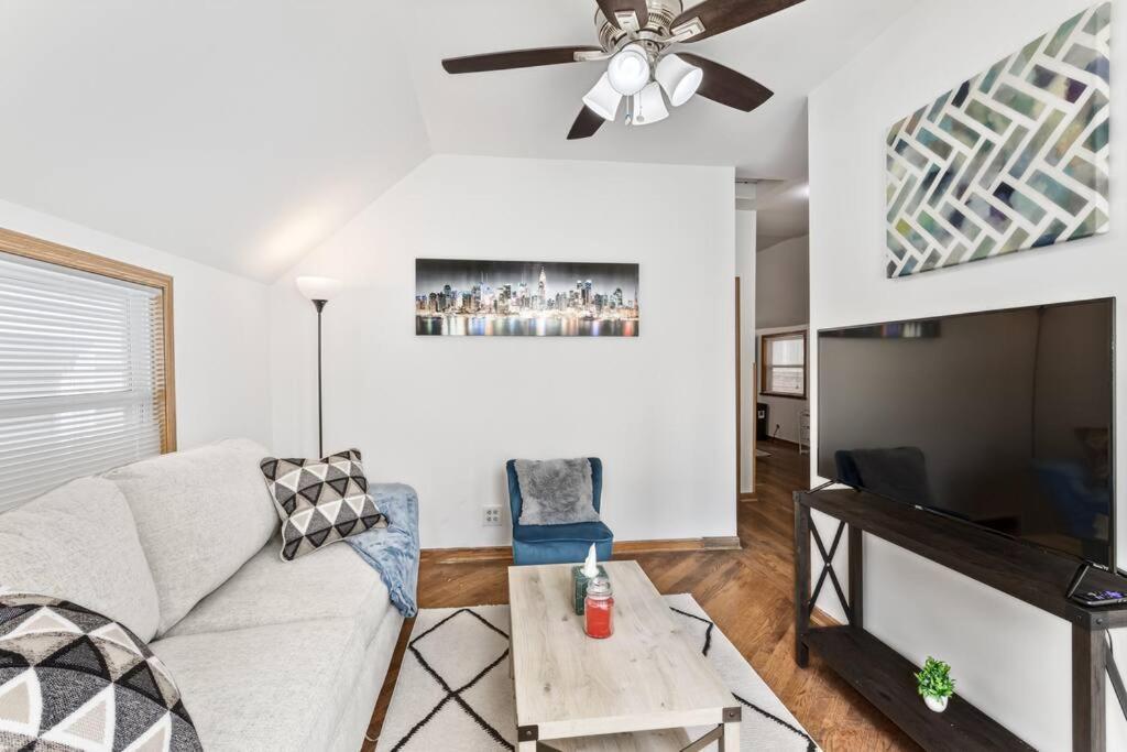 Bright And Modern 2br Apt With Parking And Laundry Apartment *