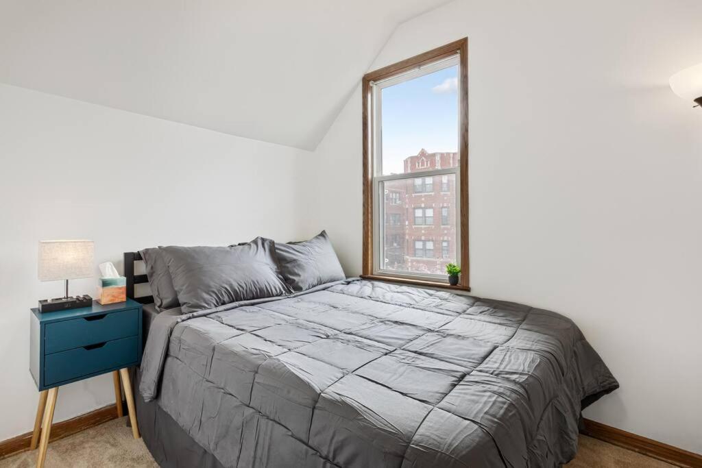 Bright And Modern 2br Apt With Parking And Laundry
