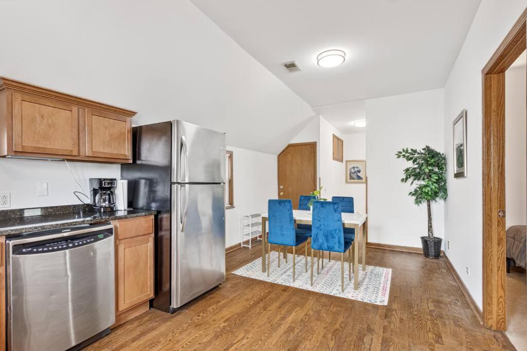 Apartment Bright And Modern 2br Apt With Parking And Laundry Chicago