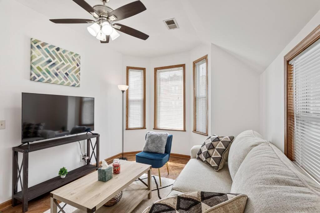 Apartment Bright And Modern 2br Apt With Parking And Laundry *