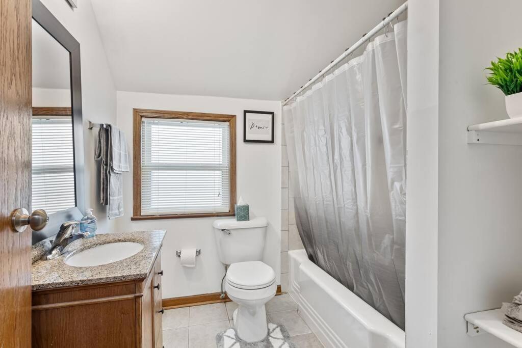 Bright And Modern 2br Apt With Parking And Laundry * Chicago