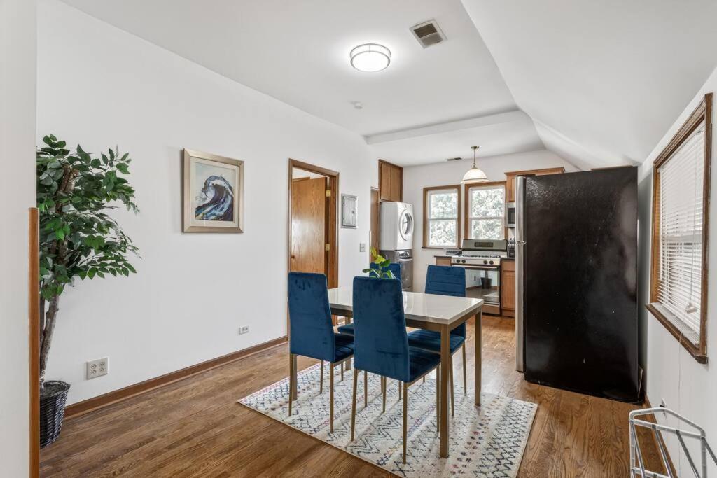 Bright And Modern 2br Apt With Parking And Laundry Apartment Chicago