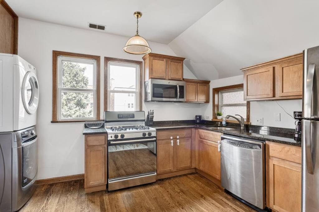 Bright And Modern 2br Apt With Parking And Laundry *