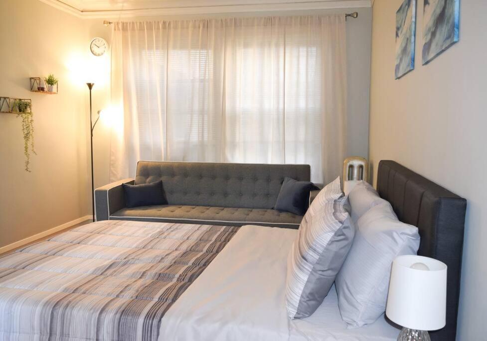 Prime Location W/ Historic Charm Near Shops &parks Apartamento *