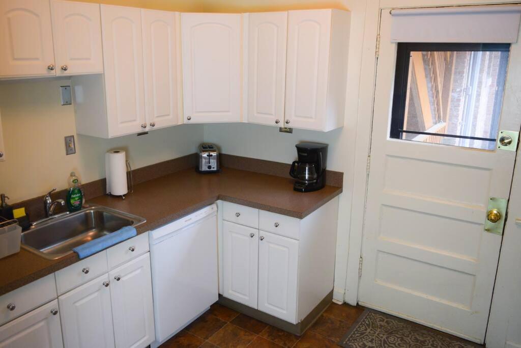 Stunning 3br Close To Shopping Center *