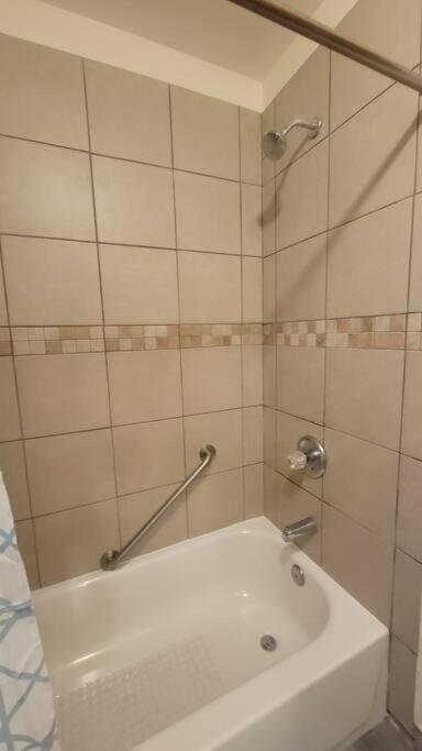 Chateau De Woodlawn - Peaceful 3 Bedroom Apartment. Appartement Chicago