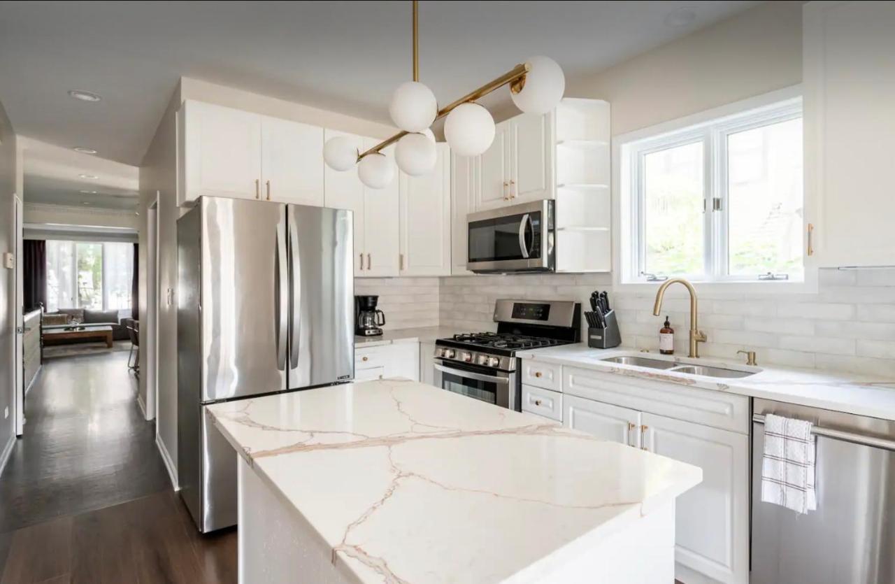 New! Spacious Art Deco Modern 5 Bd/3ba Apartment Chicago