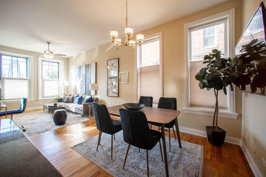 Getaway In The Heart Of Pilsen Apartment *