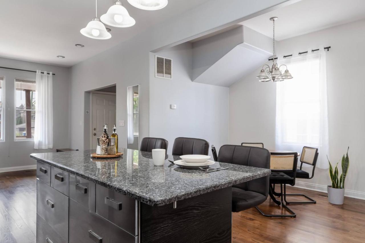 Apartment Logan Square Duplex 3br S2 *