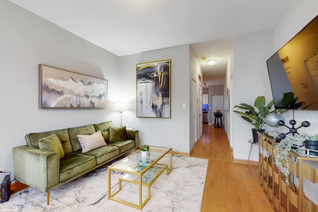 Chic L Near Downtown & Il Medical District Hébergement de vacances *