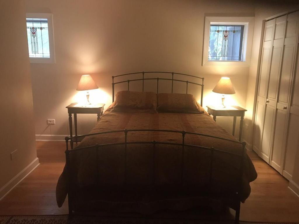 Apartment Wrigleyville Away From Home! 5 Mins From Downtown! Steps From Lake!! Cozy!