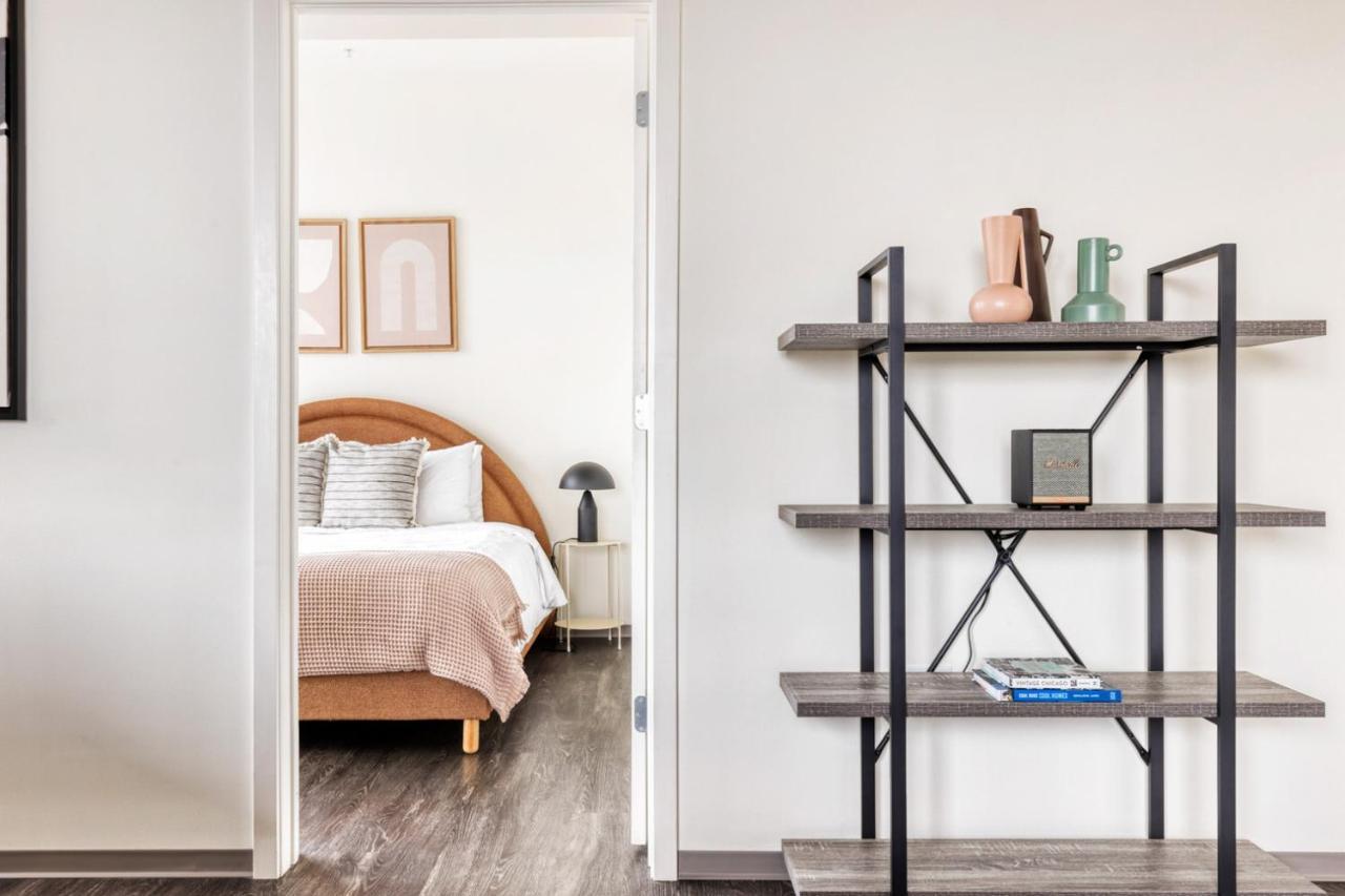 Bucktown 2br W Lounge Roof Gym 1 Block To L Chi-663 * Chicago