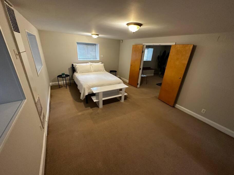 1 Bedroom Gem: Discover Andersonville's Garden Unit Apartamento Chicago