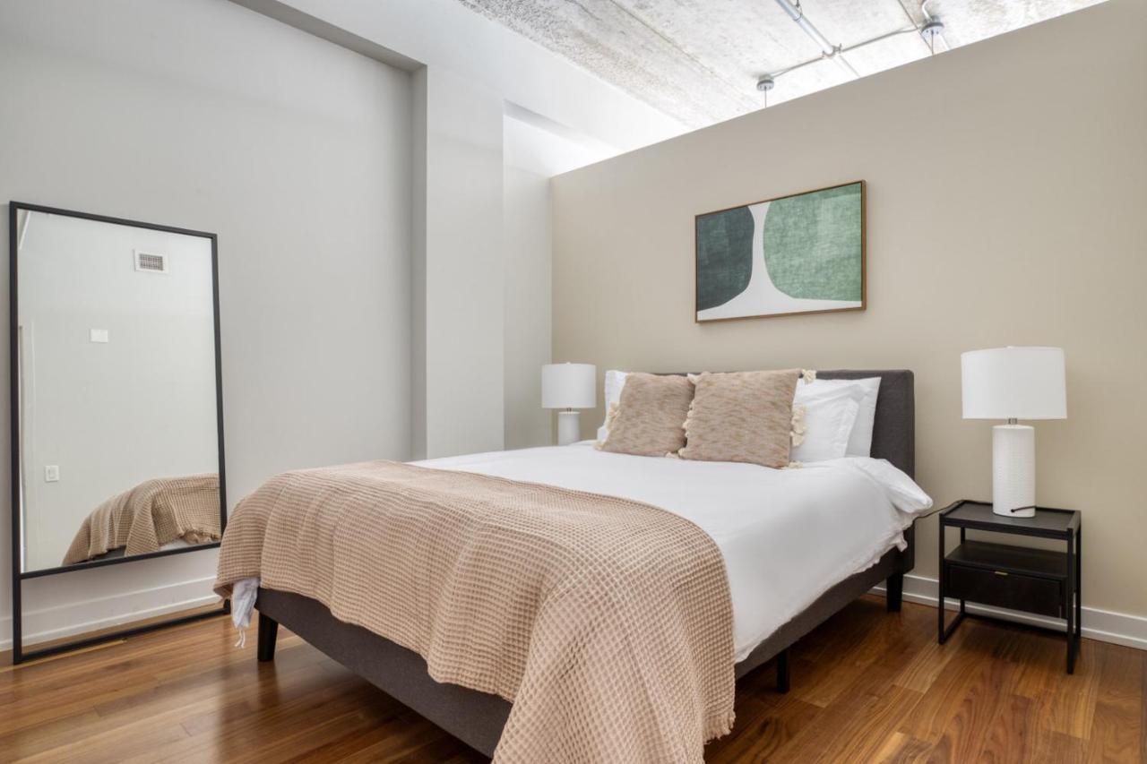 River North 1br W Gym Lounge Roof Nr Riverwalk Chi-896 Apartment