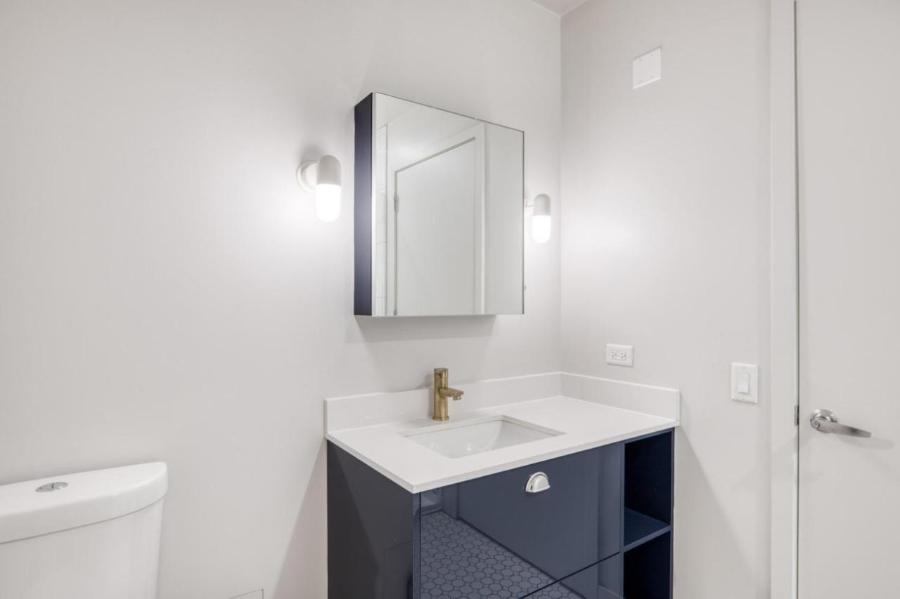 River North 1br W Gym Lounge Roof Nr Riverwalk Chi-896 Apartment *