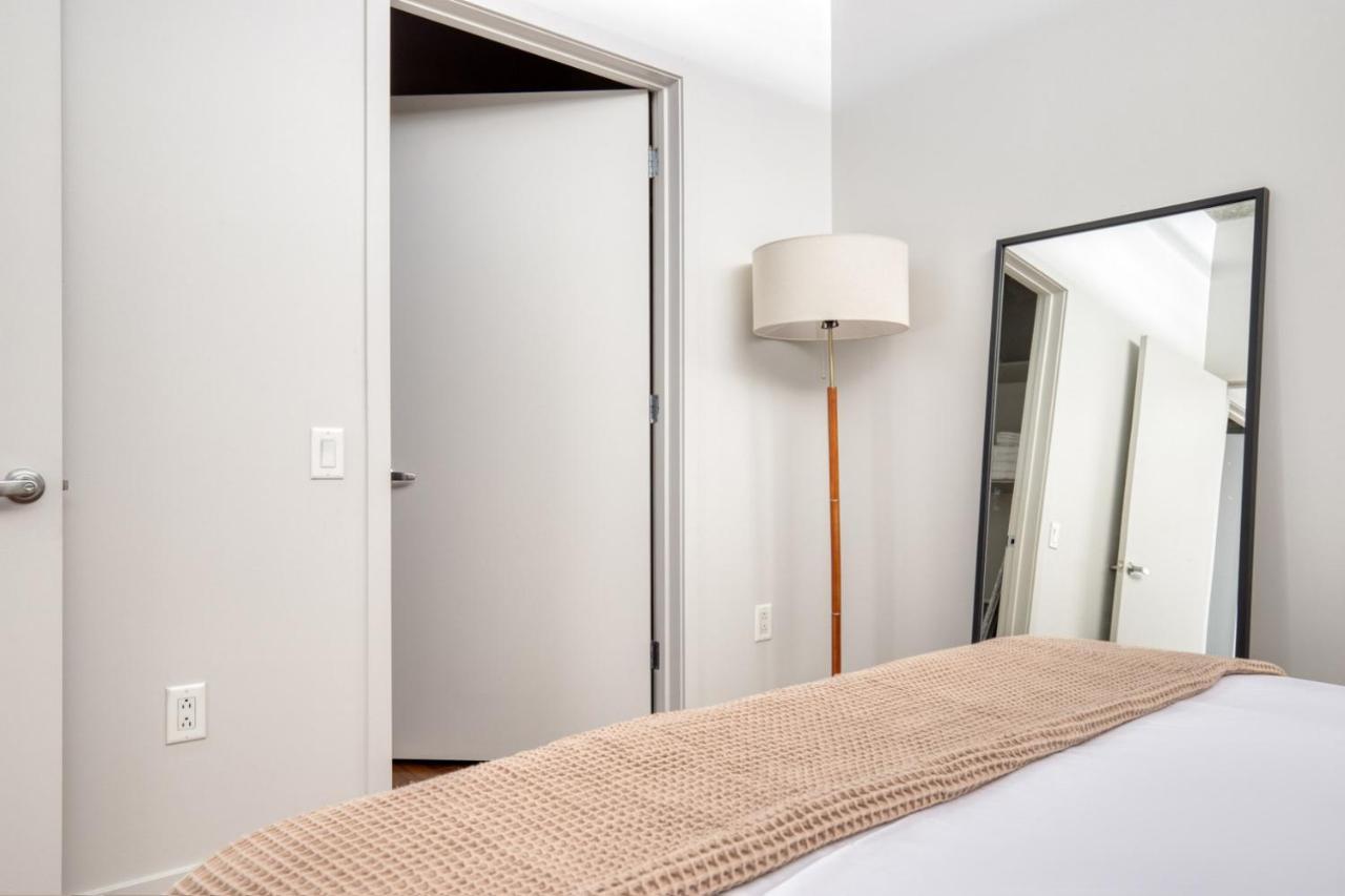 Apartment River North 1br W Gym Lounge Roof Nr Riverwalk Chi-896 *