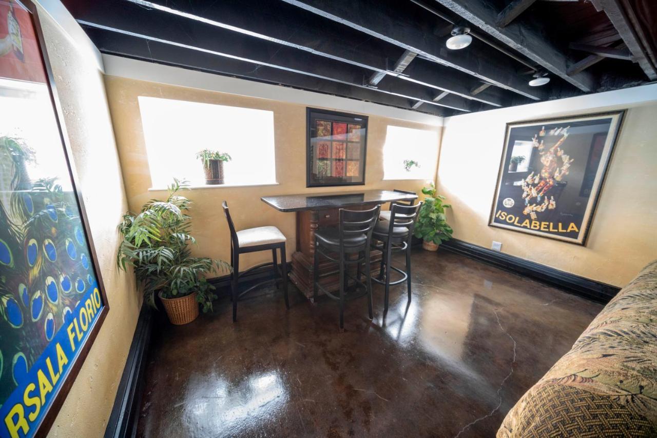 Bootlegger House Sleeps 10-20 Free Tv & Parking Apartment Chicago