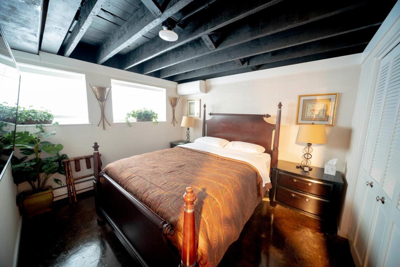 Bootlegger House Sleeps 10-20 Free Tv & Parking * Chicago