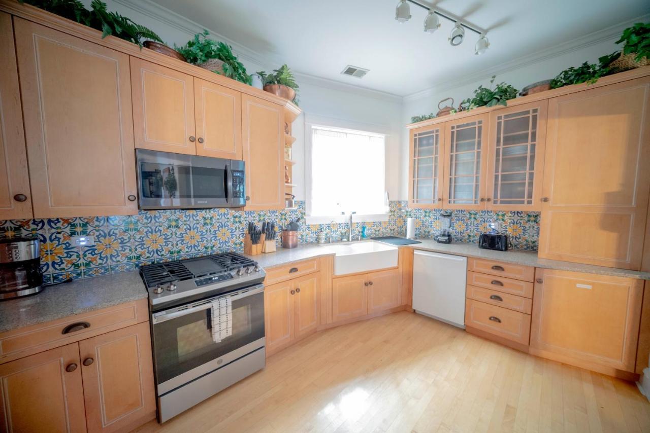 Bootlegger House Sleeps 10-20 Free Tv & Parking Chicago