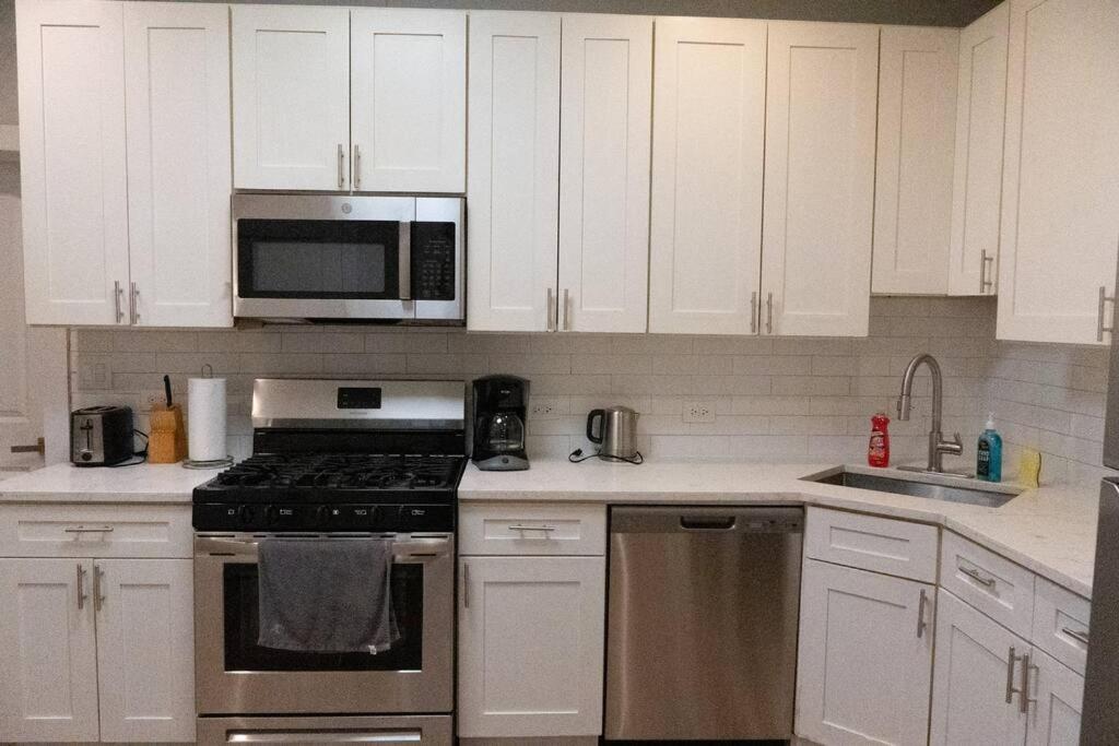 Charming 4br Unit In Historic Hyde Park Near Beach *