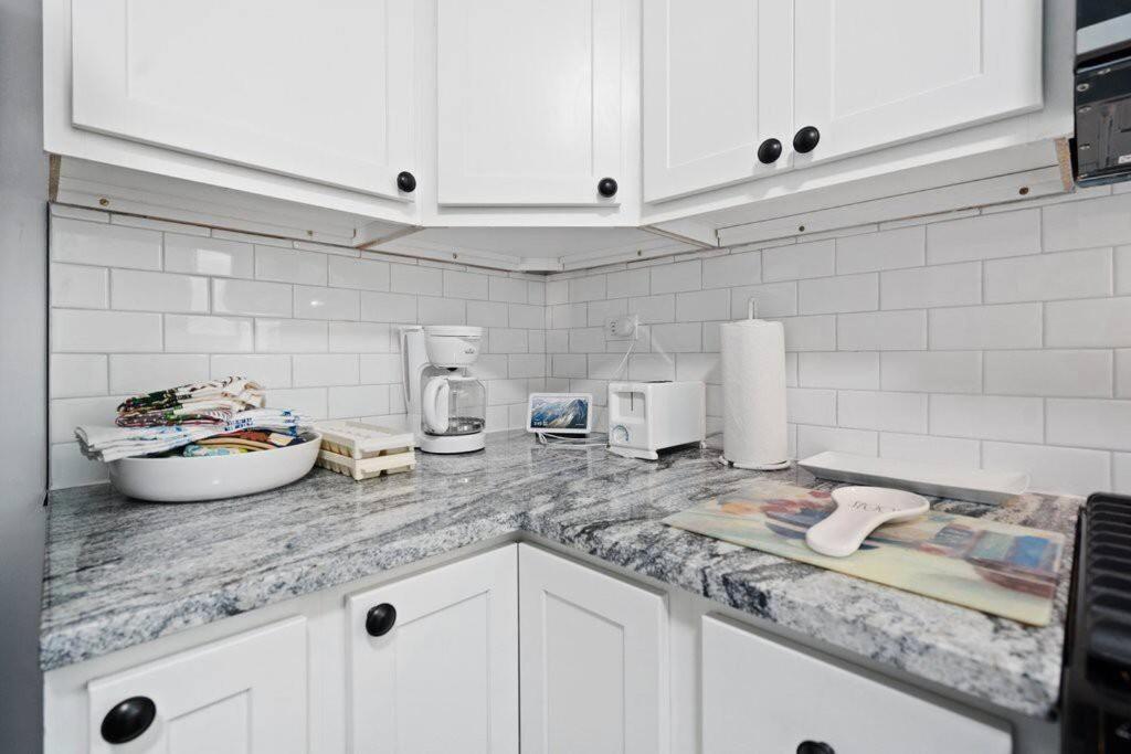 Newly Rehabbed Greystone With 2 Private Apartments, Backyard, Garage, Laundry, Close To Expressway Appartement Chicago