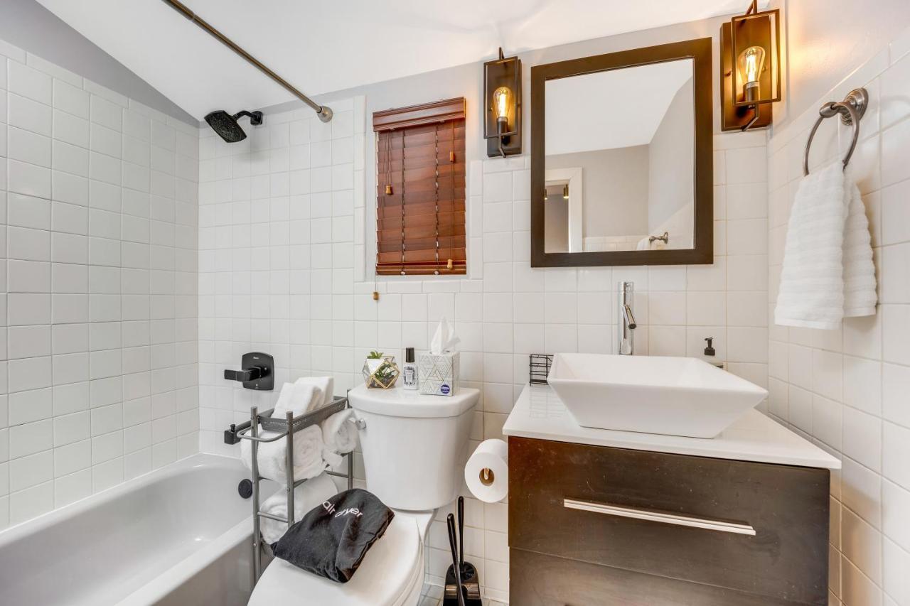 The Logandale: Huge Mid-century Home, Sleeps 15 * Chicago
