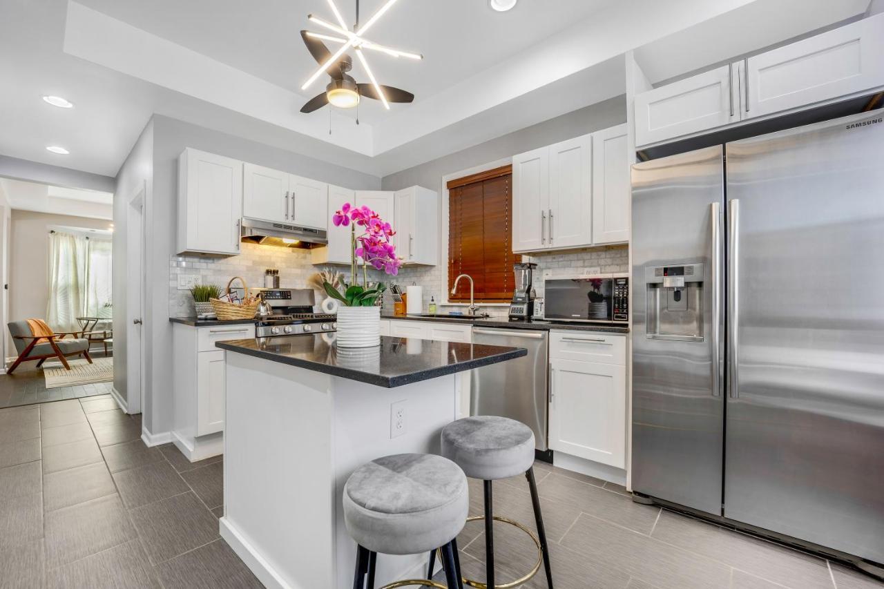 The Logandale: Huge Mid-century Home, Sleeps 15