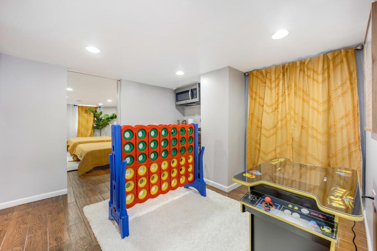 The Logandale: Huge Mid-century Home, Sleeps 15 Chicago