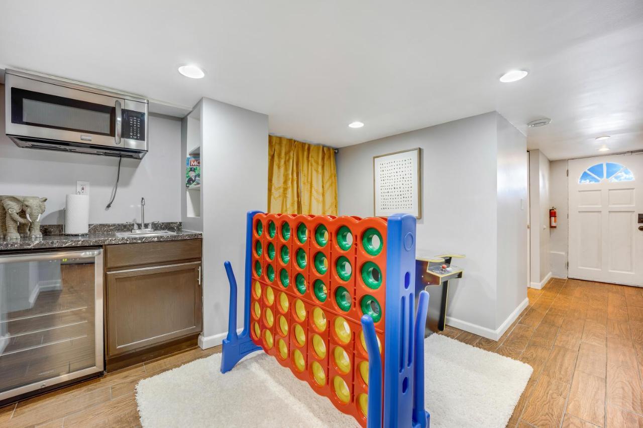 The Logandale: Huge Mid-century Home, Sleeps 15 Chicago