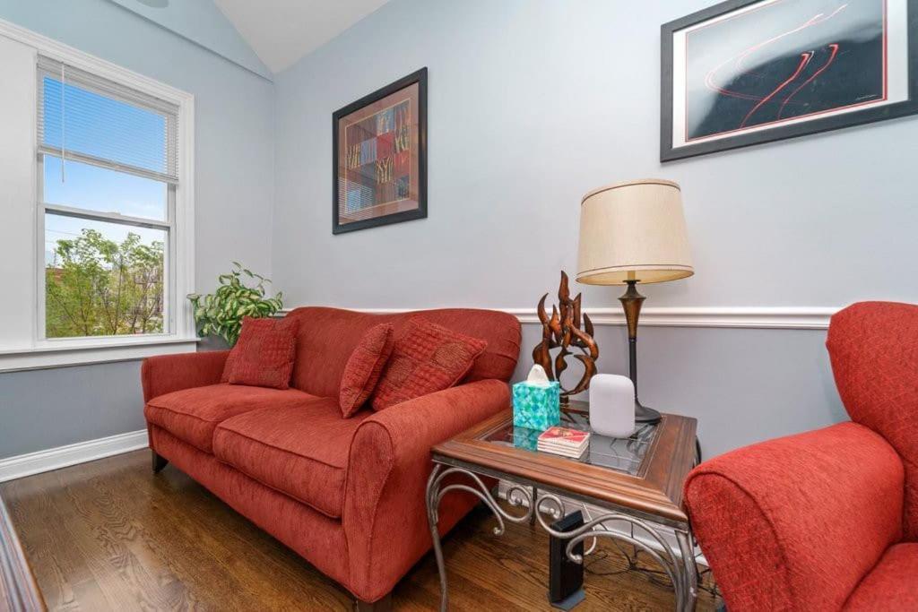 Cozy, Top-floor 3br Loft With Balcony In West Town Apartment *