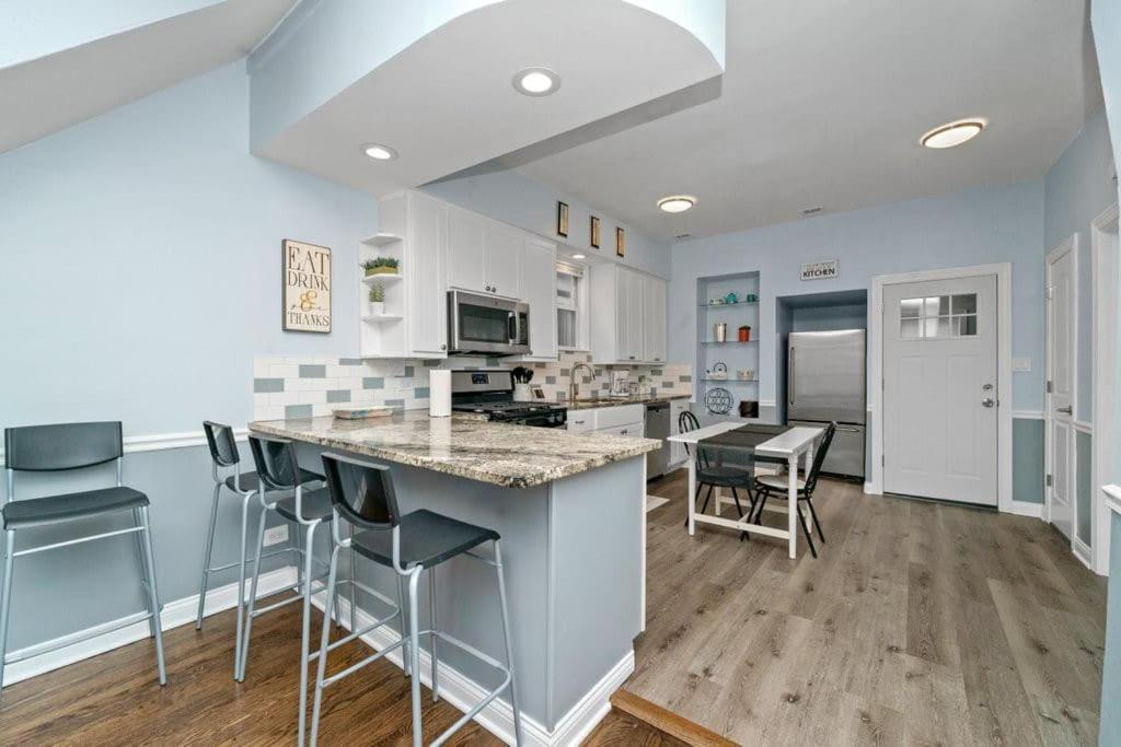 Cozy, Top-floor 3br Loft With Balcony In West Town Apartamento