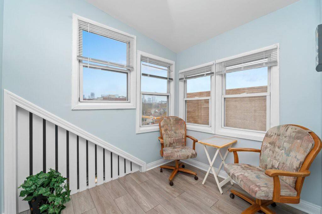 Cozy, Top-floor 3br Loft With Balcony In West Town Apartamento *