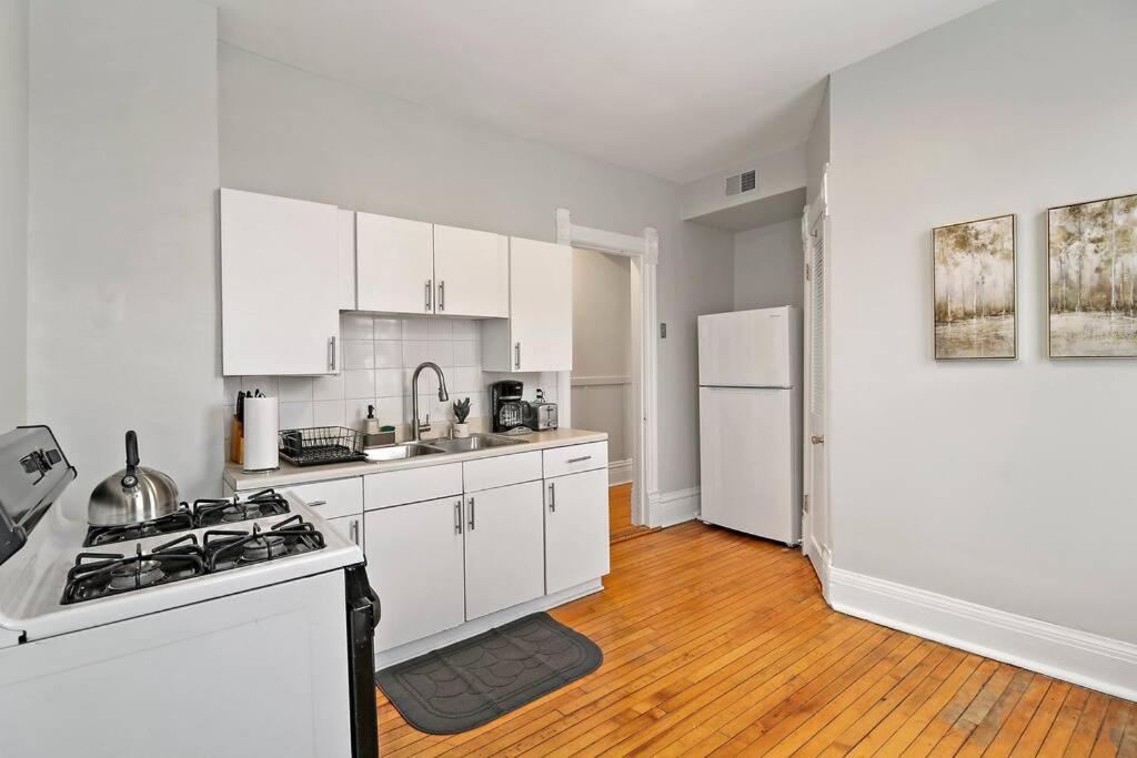 2br Bright And Lovely - Leland 3 Apartment Chicago