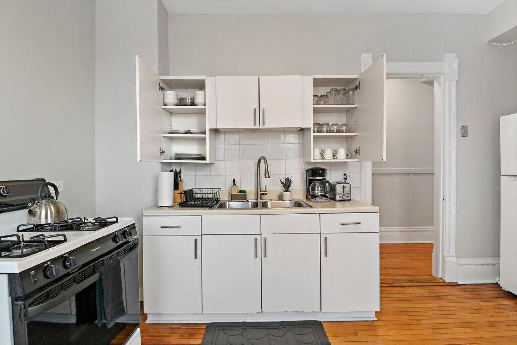 2br Bright And Lovely - Leland 3 Apartment Chicago