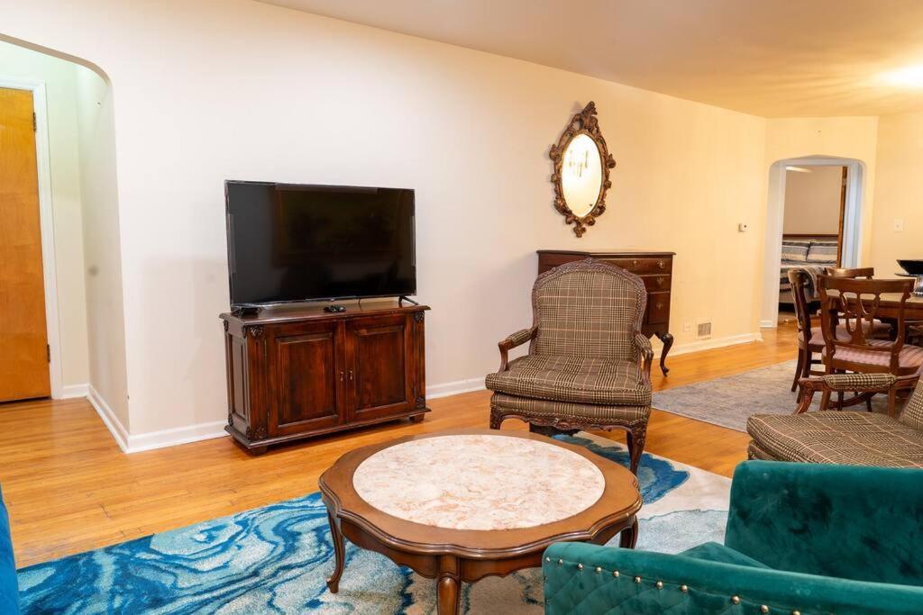 Apartment Living Bliss 3br Gem Near Parks And Dining *