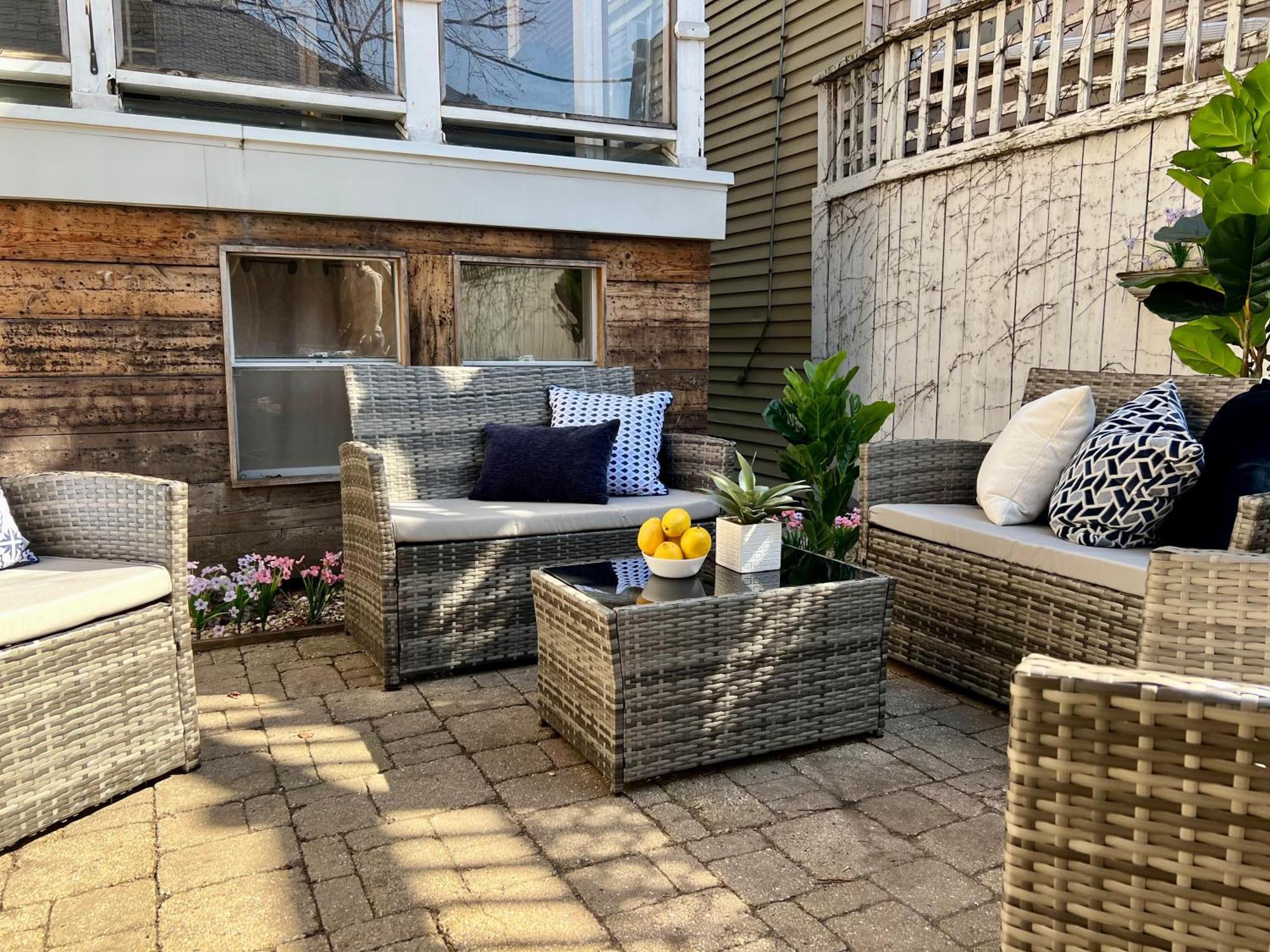 Hébergement de vacances 5 Bedroom Huge House In Location Parking Fireplace Back Yard *