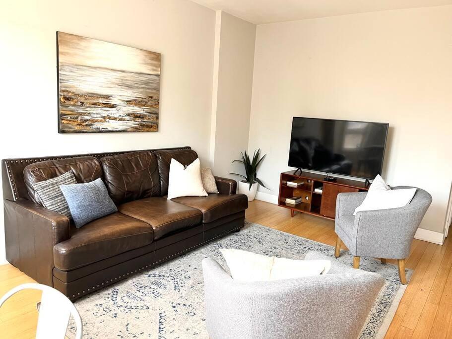Appartement 870 1&2 - 2 Separate In Same Building *